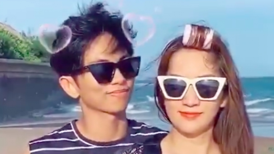 Chuyện showbiz: Khánh Thi mặc áo tắm nhảy cùng chồng trẻ trên bãi biển